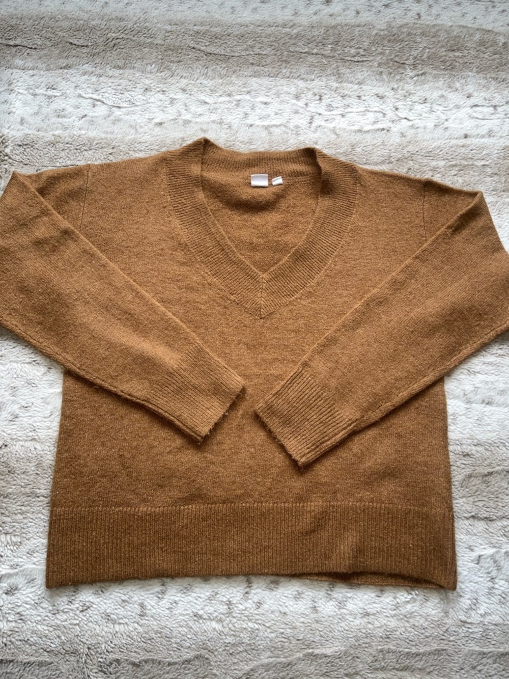 GAP women’s  V-Neck Sweater in Camel Brown